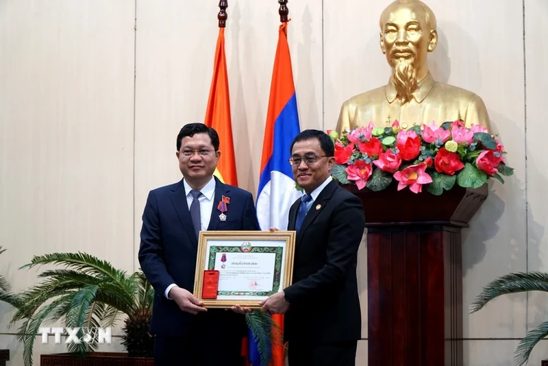 岘港市委常委、市人民议会常务副主席陈福山同志荣获老挝政府的三级自由勋章。（图片来源：越通社）