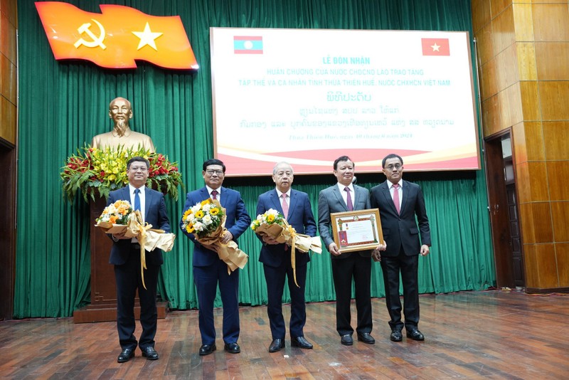 承天顺化省荣获老挝政府颁发的勋章。（图片来源：VGP）