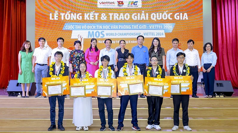 获得2024年世界微软MOS大赛越南区总决赛冠军的6名选手。