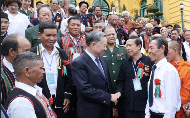越南国家主席苏林会见边境海岛各民族乡贤代表。（图片来源：越通社）
