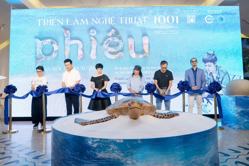 题为‘漂浪’的陶瓷海龟展在河内举行。