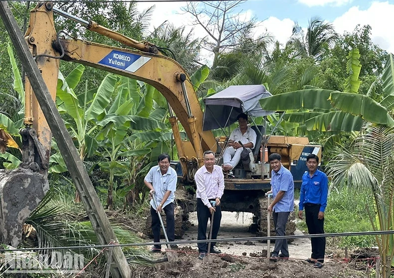 越南《人民报》社赞助的乡村桥梁动工兴建。