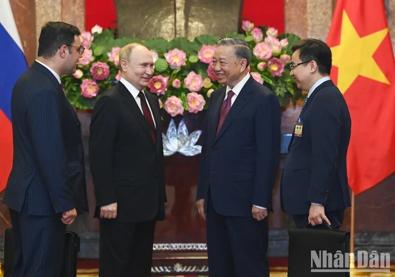 越南国家主席苏林同俄罗斯联邦总统弗拉基米尔·普京交谈。
