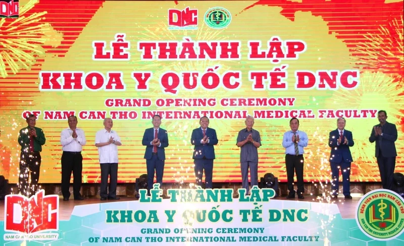 南芹苴大学举行仪式，宣布成立国际医学系的决定。