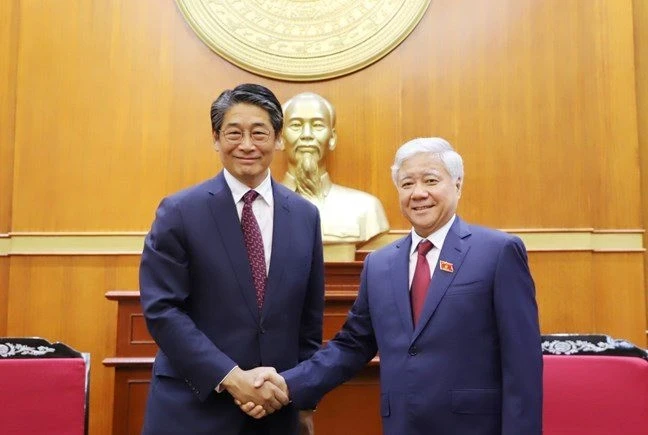 越南祖国阵线中央委员会主席杜文战会见了日本新任驻越大使Ito Naoki。（图片来源：越通社）