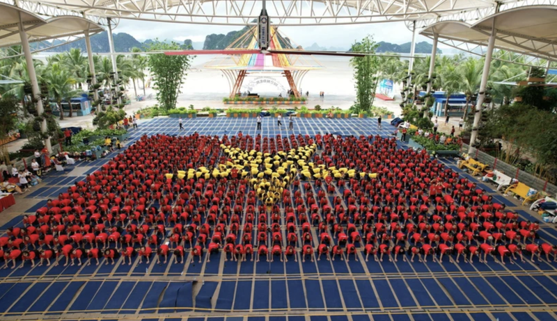 千余人参加第10届瑜伽国际日活动。