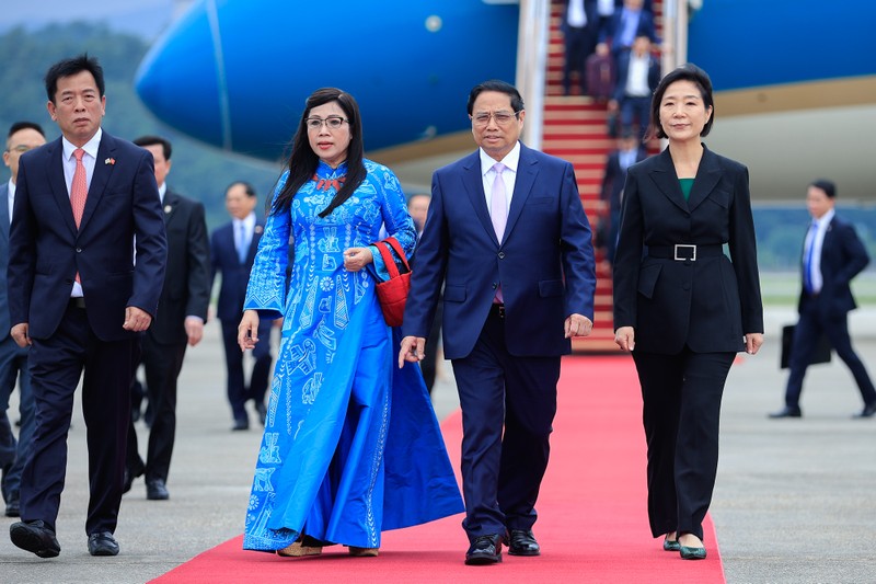 越南政府总理范明正和夫人抵达城南军用机场，开始对韩国进行正式访问。（图片来源：VGP）