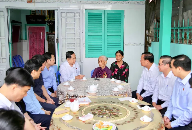 国会主席陈青敏看望慰问居住芹苴市丐冷郡富庶坊的越南英雄母亲陈氏二。