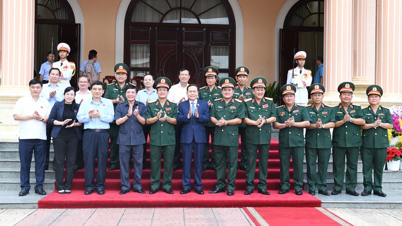 越南国会主席陈青敏走访慰问第九军区党委和司令部。