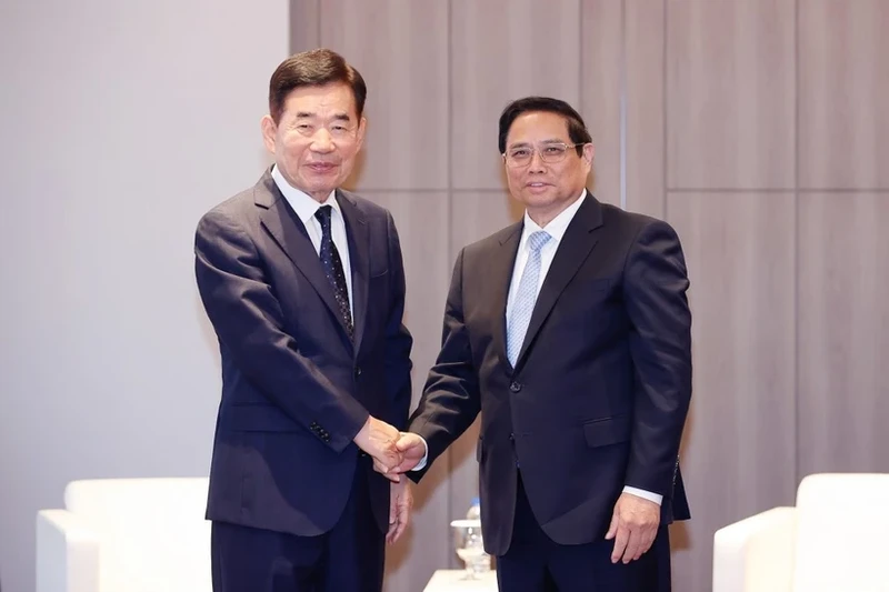 越南政府总理范明正会见韩国前国会议长金振杓。（图片来源：越通社）