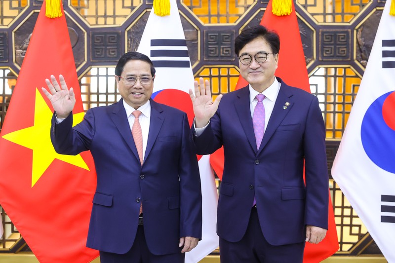 越南政府总理范明正会见与韩国国会议长禹元植。（图片来源：越通社）