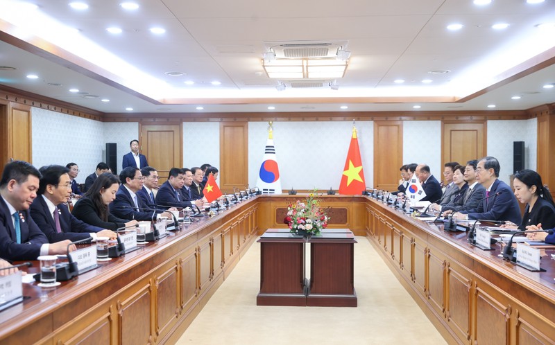 越南政府总理范明正与韩国国务总理韩德洙举行会谈。（图片来源：越通社）