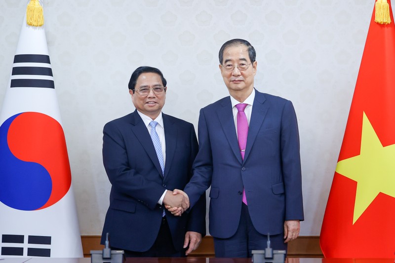 越南政府总理范明正与韩国国务总理韩德洙。（图片来源：VGP）