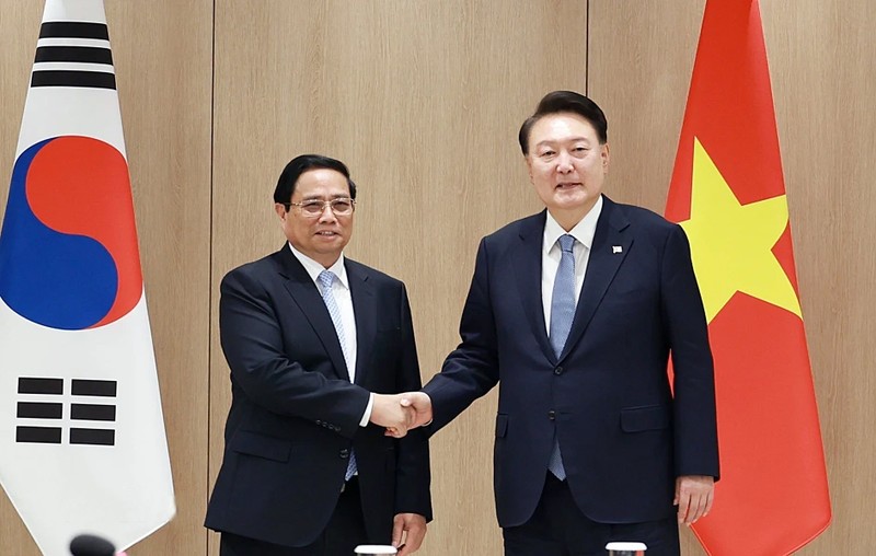 越南政府总理范明正会见韩国总统尹锡悦。（图片来源：VGP）