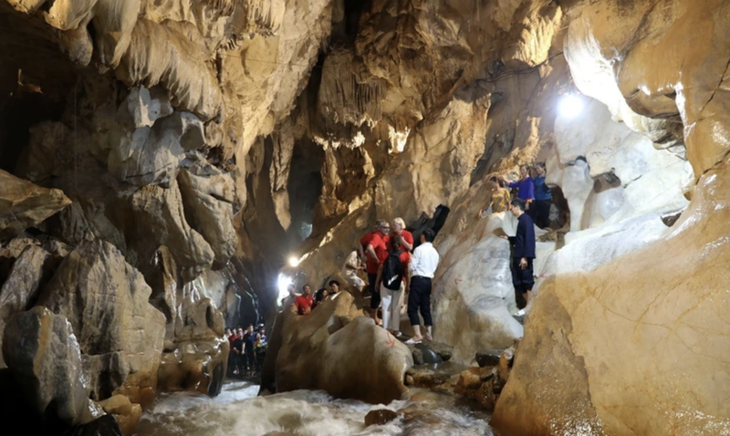 UNESCO专家组对申报世界地质公园的谅山地质公园进行实地考察。（图片来源：越通社）