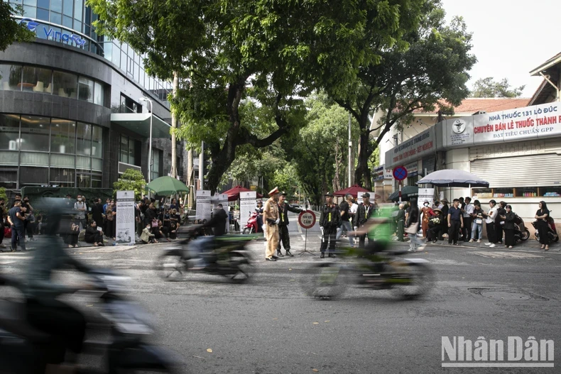 根据国葬组织委员会的通报，将于今天下午六时起，民众将可以在河内市陈圣宗街五号国家殡仪馆吊唁阮富仲总书记逝世。