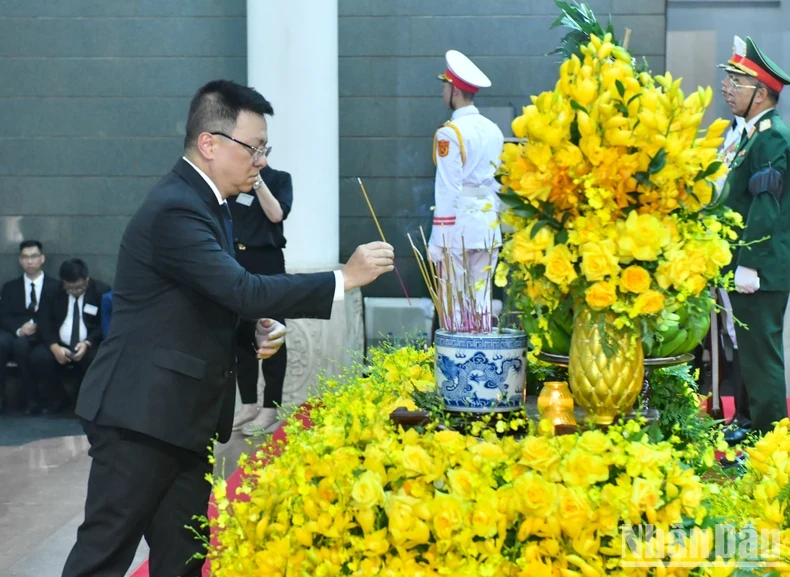 越共中央委员、越南《人民报》社总编辑、中央宣教部副部长、越南新闻工作者协会主席黎国明率领越南新闻工作者协会代表团出席越共中央总书记阮富仲吊唁仪式。