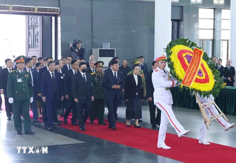 由老挝人民革命党中央总书记、老挝国家主席通伦·西苏里率领的越南党、国家领导人代表团吊唁阮富仲总书记逝世。（图片来源：越通社）