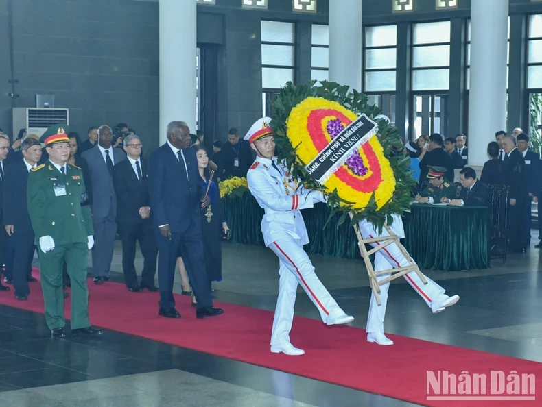 古巴代表团吊唁越共中央总书记阮富仲逝世。