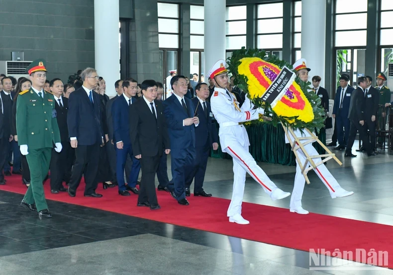 越共中央宣教部代表团吊唁越共中央总书记阮富仲逝世。