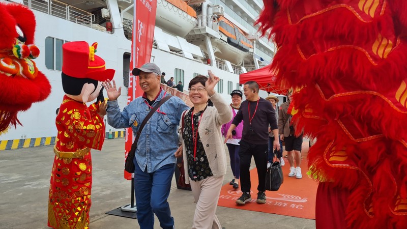 国际邮轮游客在下龙国际港入境。