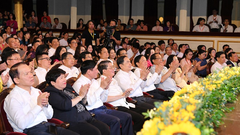 各位代表出席“巴亭之阳光”特别文艺晚会。（图片来源：人民代表报）