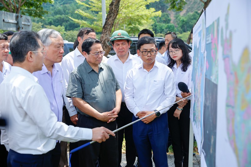 越南政府总理范明正视察岘港填海建设自由贸易区进展情况。（图片来源：VGP）