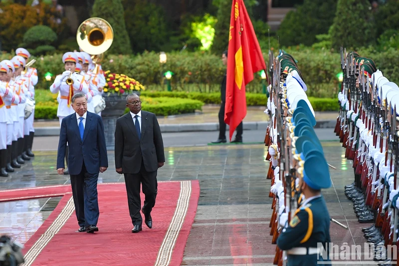 越共中央总书记、国家主席苏林与几内亚比绍共和国总统乌马罗·西索科·恩巴检阅仪仗队。