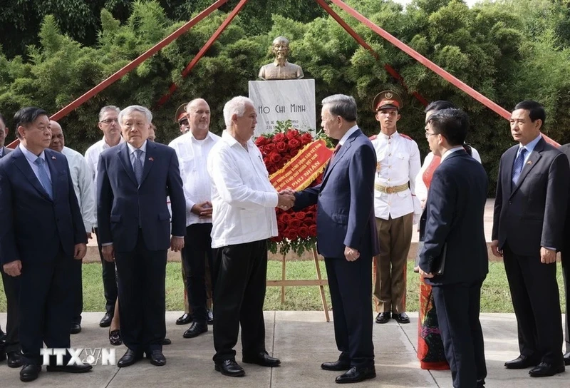 越共中央总书记、国家主席苏林和夫人走访位于古巴首都哈瓦那胡志明公园的胡志明主席雕像并敬献花圈。（图片来源：越通社）