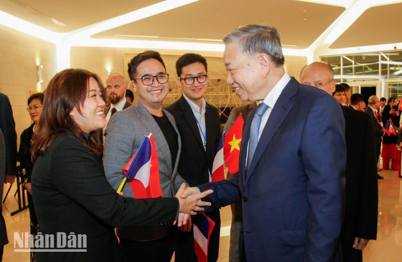 旅居法国越南人社群代表在奥利机场迎接苏林总书记、国家主席。（明维 摄）