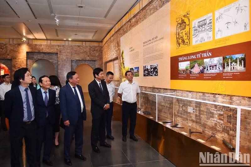 “河内市建设发展70年经济、文化和社会成就”展在河内博物馆开幕。