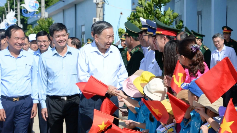 越共中央总书记、国家主席苏林和昏果岛居民。