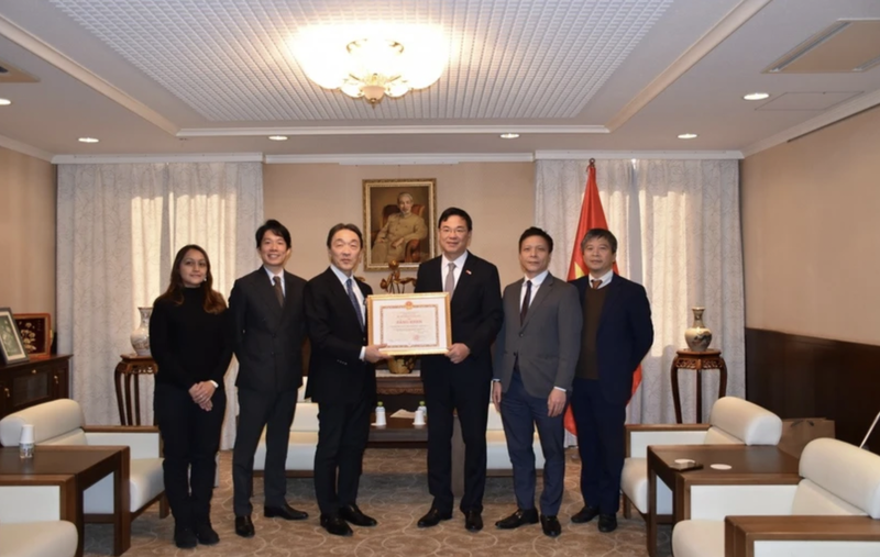 越南驻日本大使范光校向东盟-日本中心秘书长平林邦彦授予外交部对该中心的奖状。（图片来源：越通社）