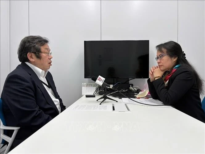 日本国家政策研究所名誉教授、能源政策和核安全政策专家根久典接受记者的采访。（图片来源：越通社）