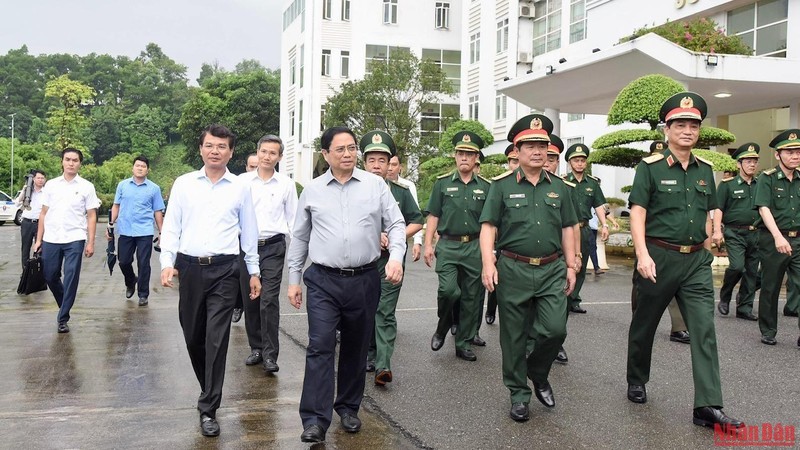 政府总理范明正走访老街省边防部队。（陈海 摄）