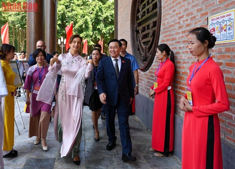 越南国会主席王廷惠与联合国教科文组织总干事奥德蕾·阿祖莱出席纪念活动。