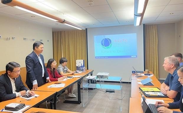岘港市工作代表团与国际高尔夫旅游协会(IAGTO)举行工作会议。