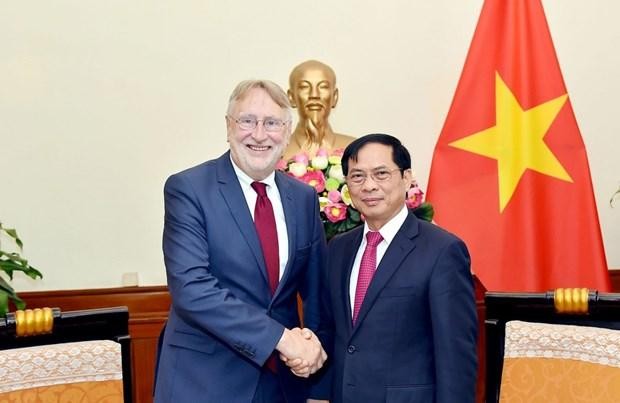 越南外交部长裴青山会见欧洲议会国际贸易委员会主席博纳·兰格。
