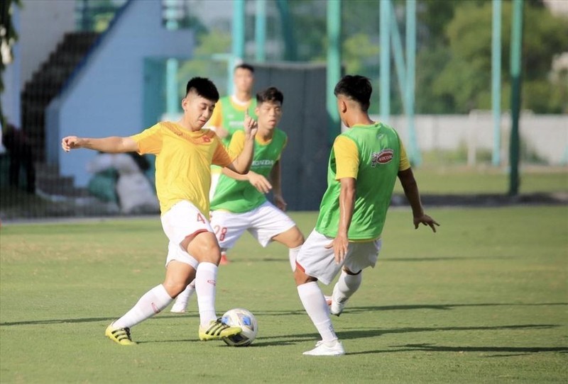 越南U20球队进行赛前训练。