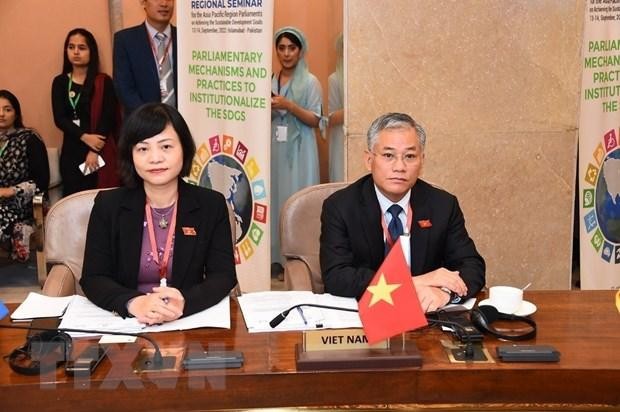 越南国会对外委员会副主任敦俊峰率领越南国会代表团出席会议。（图片来源：越通社）