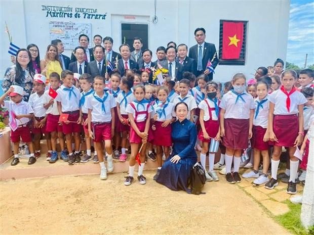 平阳省党政企业代表团参观Mártires de Tarará小学和槟椥村。