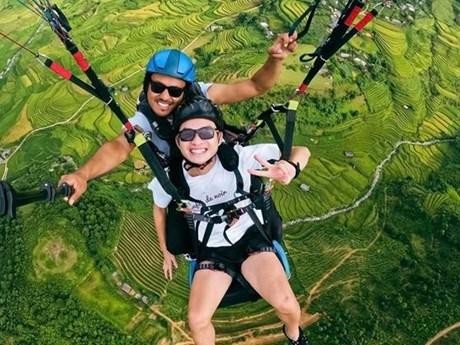 今年邱坡滑翔伞节吸引了100名国内外飞行员参加。