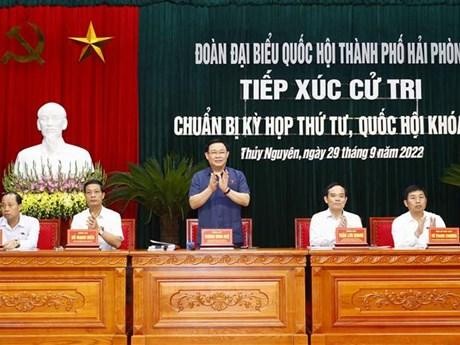 国会主席王廷惠在海防市开展接触选民活动。（图片来源：越通社）