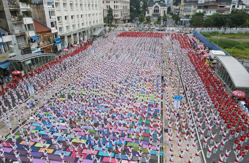 3000多名老年人参加养生瑜伽展演活动。