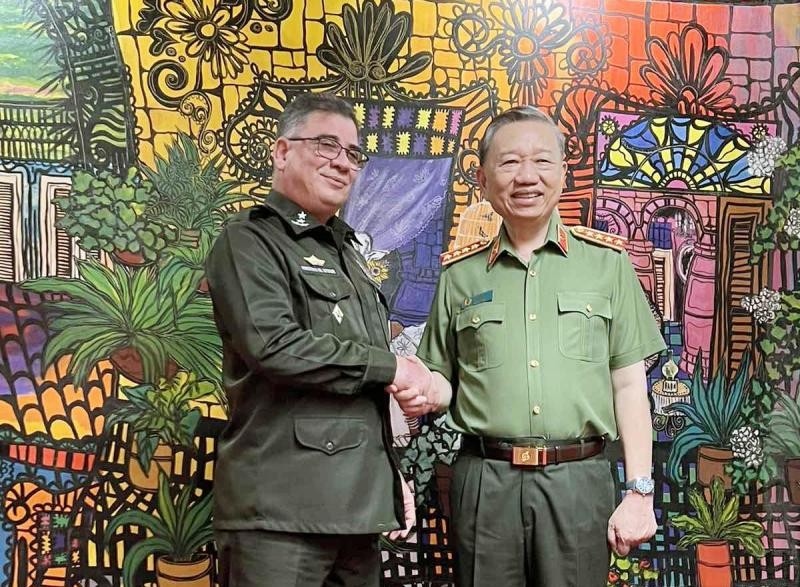 越南公安部部长苏林大将与古巴内务部部长拉萨罗·阿尔贝托·阿尔瓦雷斯·卡萨斯。