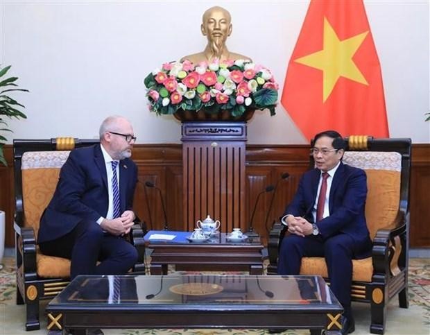 越南外交部长裴青山会见澳大利亚负责贸易和工业事务联合部长蒂姆·艾尔斯。