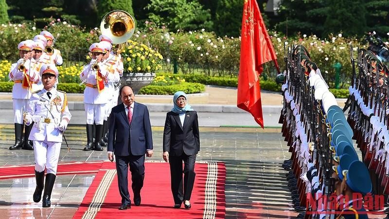 越南国家主席阮春福与新加坡共和国总统哈莉玛•雅各布检阅越南人民军仪仗队。