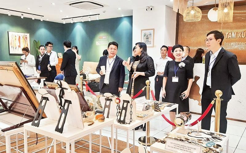外国投资者参观胡志明市投资贸易促进中心的手工艺品展位。