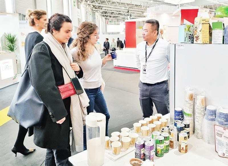 消费者在最近在法国巴黎举行的国际食品展上品尝越侨企业在胡志明市生产的 Meet More 咖啡产品。
