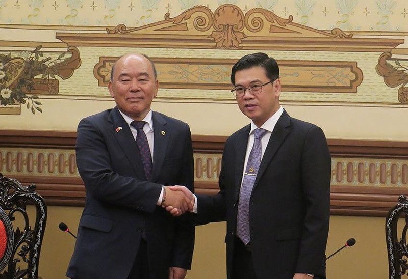 胡志明市人民议会副主席阮文勇会见韩国庆尚北道议会旗下国际友好协会主席恒昌和。